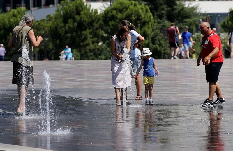 Public health officials warn of an extreme heat wave with temperatures exceeding 40 degrees Celsius