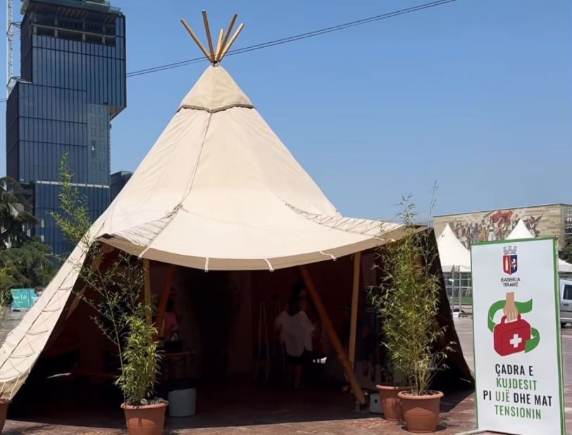 Heatwave continues to grip Albania, Tirana sets up “Care Tent” in Skanderbeg Square