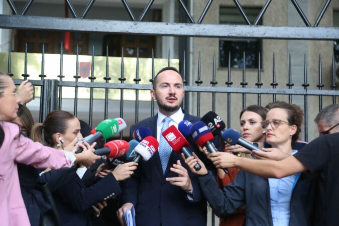 Democratic Party MP Salianji appears in court surrounded by Democratic Party MPs for appeal in ‘Babale’ case