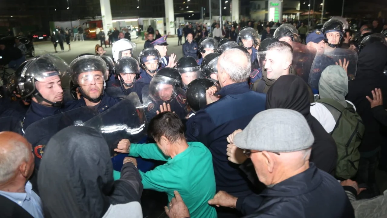 Small groups of Albanian opposition supporters block roads in protest