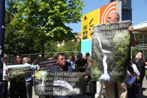 Kaçinar residents protesting hydropower project, in front of the Ministry of Infrastructure and Energy.