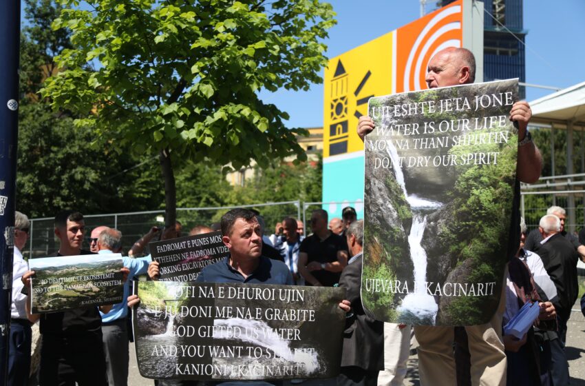 In protest outside Ministry of Energy, Kaçinar residents demand halt to hydropower project