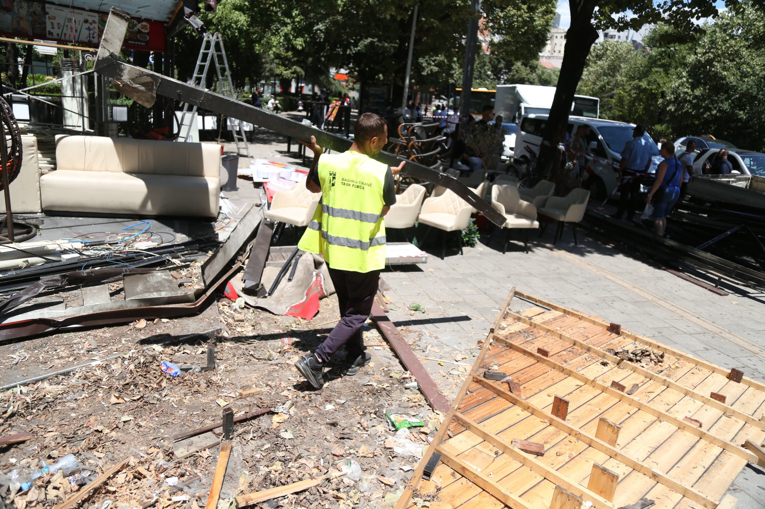 Edi Rama shares footage of public space clearance: “We move from North to South”